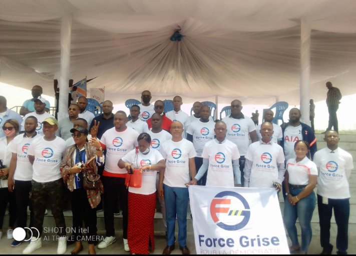 Bev_TSHIMINYI's tweet photo. La Force Grise @FG_dps a procédé ce samedi 05/02/2022 à l'échange des voeux à Picasso Beach vers Nsele. En route, nous nous sommes inclinés devant le mausolée de notre inspirateur politique, l'icône nationale Dr Étienne #TSHISEKEDI_wa_MULUMB avant de poursuivre notre route. https://t.co/tMavj1vWCk