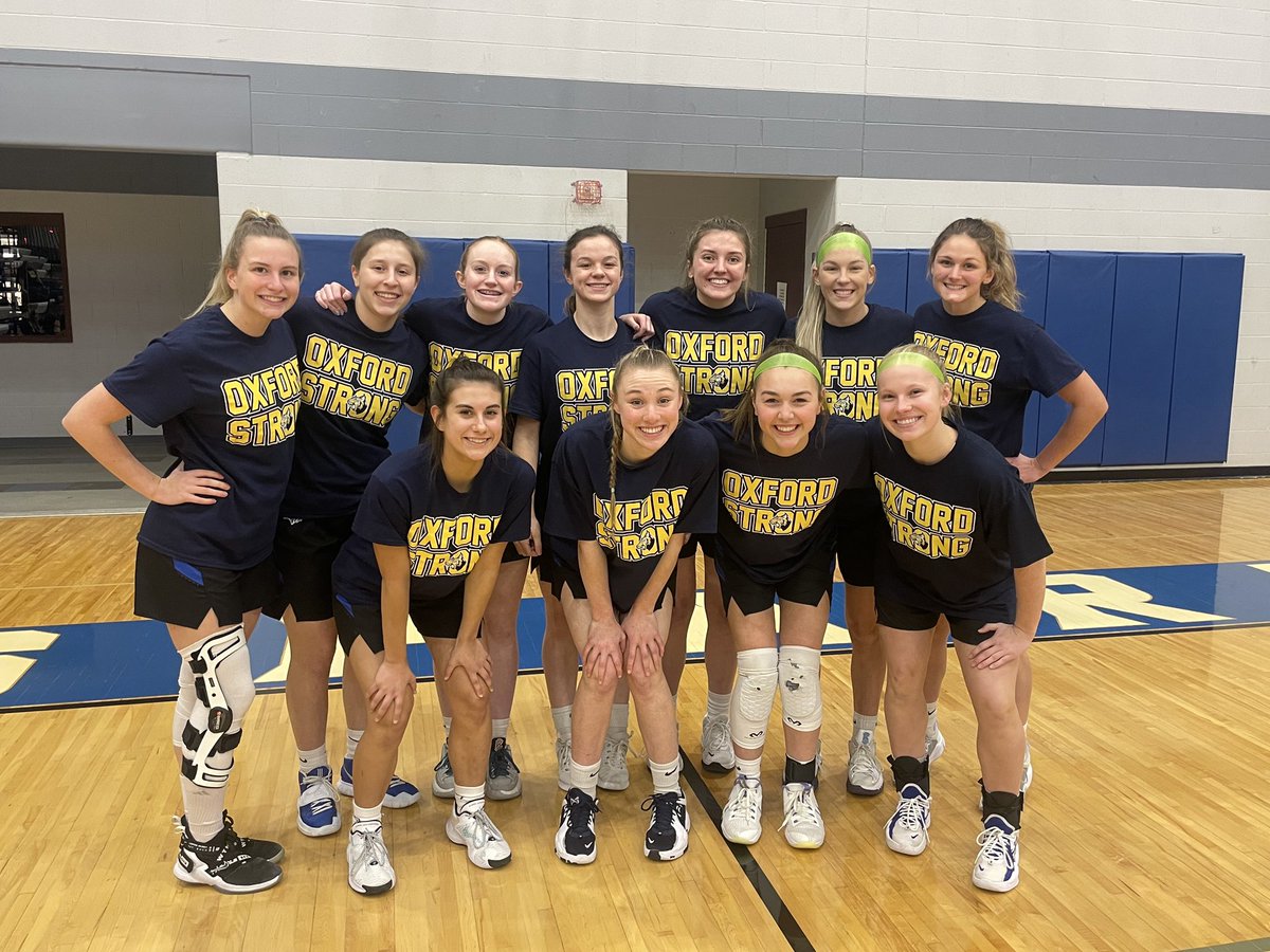 Bryapps's tweet photo. Sparta & Hopkins are proud to support #OxfordStrong Awesome to see our Michigan communities come together to support one of our own! #FromTheMitten @DavidFlowers88 @HHSLadyVikings https://t.co/vCRk2soiXc