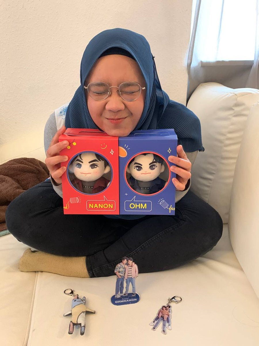 only_syifa's tweet photo. 05.02.2022 ✨ Happiest of birthdays ever! Because these arrived today!! #ohmnanon #BadBuddySeries manifesting @ohmpawatt @mynameisnanon to wish me happy birthday ✨ but these plush dolls already gave me a happy birthday!!! 🥳 https://t.co/jK8X0Q3KUx
