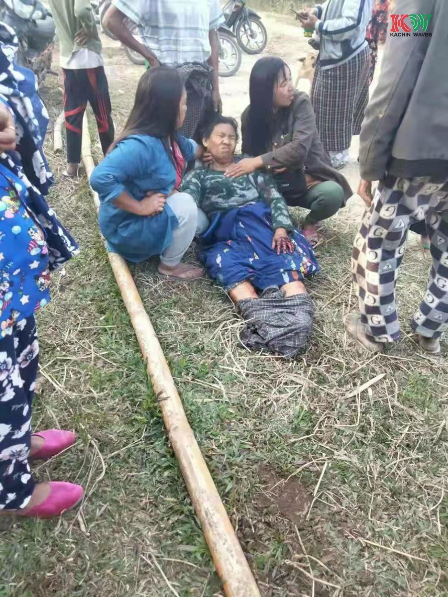 kachinwaves's tweet photo. A civilian was killed and a woman was wounded in an airstrike by the military at Kap Maw village in Hpakant Township at around 3pm this afternoon. Locals say the airstrike was shot to transport the bodies of soldiers killed in the fighting.
https://t.co/DvA1E8pZ8V https://t.co/orjBw6TYbA