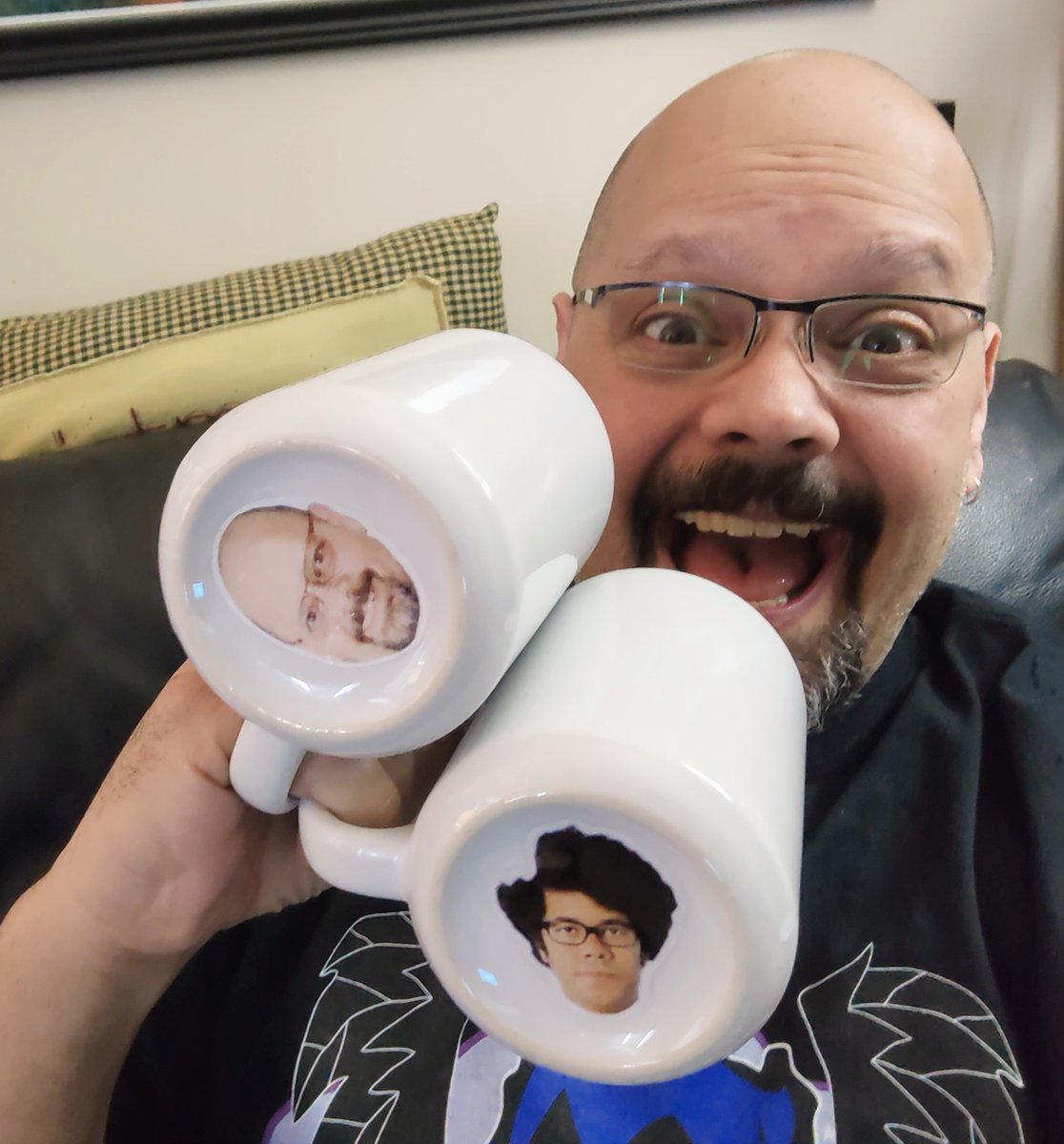 reximus101's tweet photo. @RichardAyoade I found your mug. Apparently it was beside mine. 😁 https://t.co/rb824HjgwQ