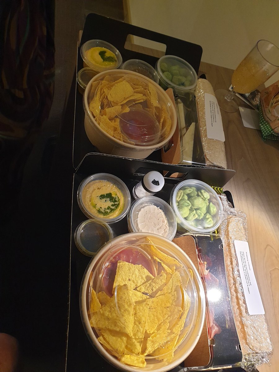AtheneumMXM's tweet photo. Na uitstel en afstel vorig jaar, dit jaar toch een late online Nieuwjaarsreceptie in ons team. Met aperobox voor thuis begeleid door een door alle collega's samengestelde feestelijke spotify playlist. Samen feesten op afstand #trotsoponsteam #GOfeest @GO_onderwijs @GOinAntwerpen https://t.co/lDGONer06E