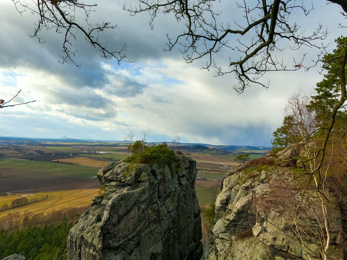 michal_kudrna's tweet photo. Asi se opravdu blíží jaro, během dvou hodin se přehnalo vše, krásný aprílový😉
na stezce často #mudmode
#trailrunning #ceskyraj #prihrazskeskaly #valecov https://t.co/5YJwPHNKUb