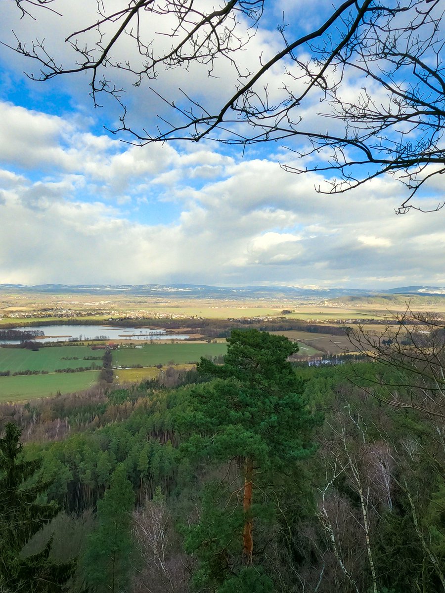 michal_kudrna's tweet photo. Asi se opravdu blíží jaro, během dvou hodin se přehnalo vše, krásný aprílový😉
na stezce často #mudmode
#trailrunning #ceskyraj #prihrazskeskaly #valecov https://t.co/5YJwPHNKUb