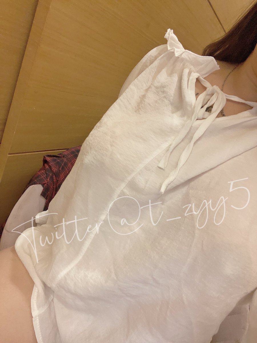 沒有穿內衣
有看到激凸嗎

幫我把衣服扯開好ㄇ 謝謝😎 https://t.co/IL2F4L8ESw