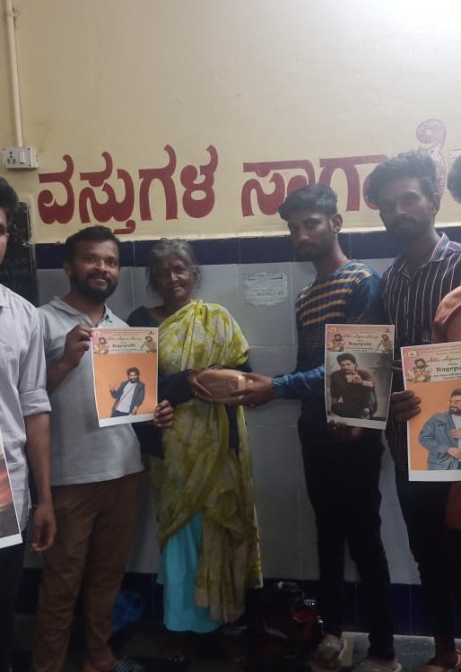 AAKarnatakaFans's tweet photo. Day - 39 ( 05/02/2022 ) #AlluArjunArmy - Bagepalli team distributed Bread packets to the road side people. #AlluArjun100DaysBdayCarnival 

@alluarjun

#Pushpa https://t.co/GYtLnB7eDD