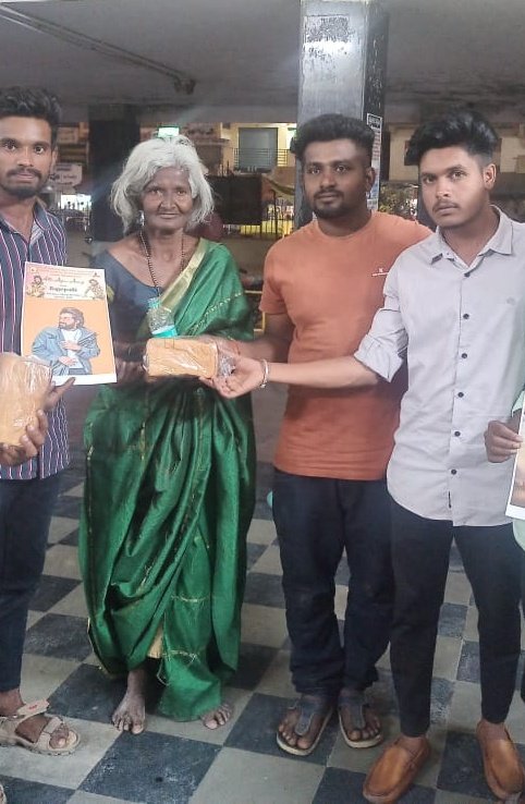 AAKarnatakaFans's tweet photo. Day - 39 ( 05/02/2022 ) #AlluArjunArmy - Bagepalli team distributed Bread packets to the road side people. #AlluArjun100DaysBdayCarnival 

@alluarjun

#Pushpa https://t.co/GYtLnB7eDD