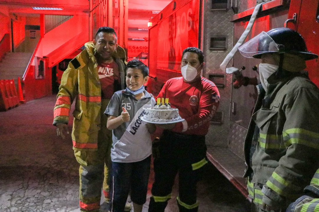 BomberosMantaEc's tweet photo. Gracias por compartir con nosotros tu #cumpleaños y por hacernos saber que tu sueño es de grande ser #Bombero 👨🏻🚒🚒
Felicidades #Sneyder 🎂🎉 https://t.co/2xmteFC9Va
