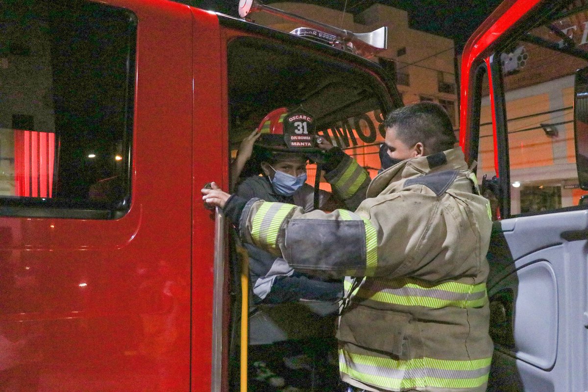 BomberosMantaEc's tweet photo. Gracias por compartir con nosotros tu #cumpleaños y por hacernos saber que tu sueño es de grande ser #Bombero 👨🏻🚒🚒
Felicidades #Sneyder 🎂🎉 https://t.co/2xmteFC9Va