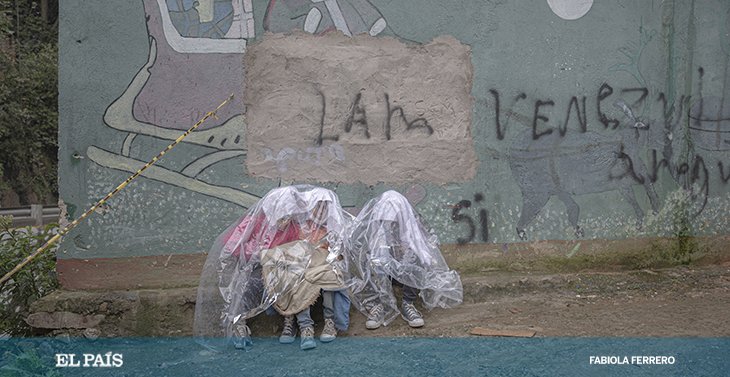 Fotos: 'Mujer trashumante' bit.ly/3APAcO3 deLa fotógrafa Fabiola Ferrero retrata a mujeres migrantes, entre Venezuela y Colombia <a href="/elpais_opinion/">EL PAÍS Opinión</a>