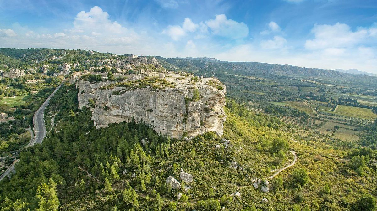 keith_vansickle's tweet photo. The chateaux of the Alpilles, with a guide for visiting https://t.co/MeHY2hO4Qe @perfprovence @myprovencepro https://t.co/FTjk8JvotT