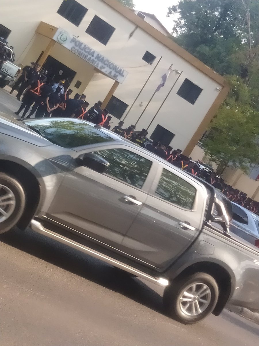si esta hubiera sido la convocatoria policial para cubrir el concierto de samber nada grave hubiera pasado pero esta reunión solo ocurre cuando la gente va a salir a exigir sus derechos #JusticiaParaVita #FuerzaTito