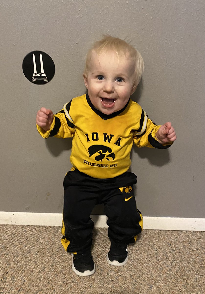 bonner_ash's tweet photo. Celebrating turning 11 months old by cheering on the Hawks! 💪🏼🖤#FightForIowa https://t.co/M7FZZxCwOP