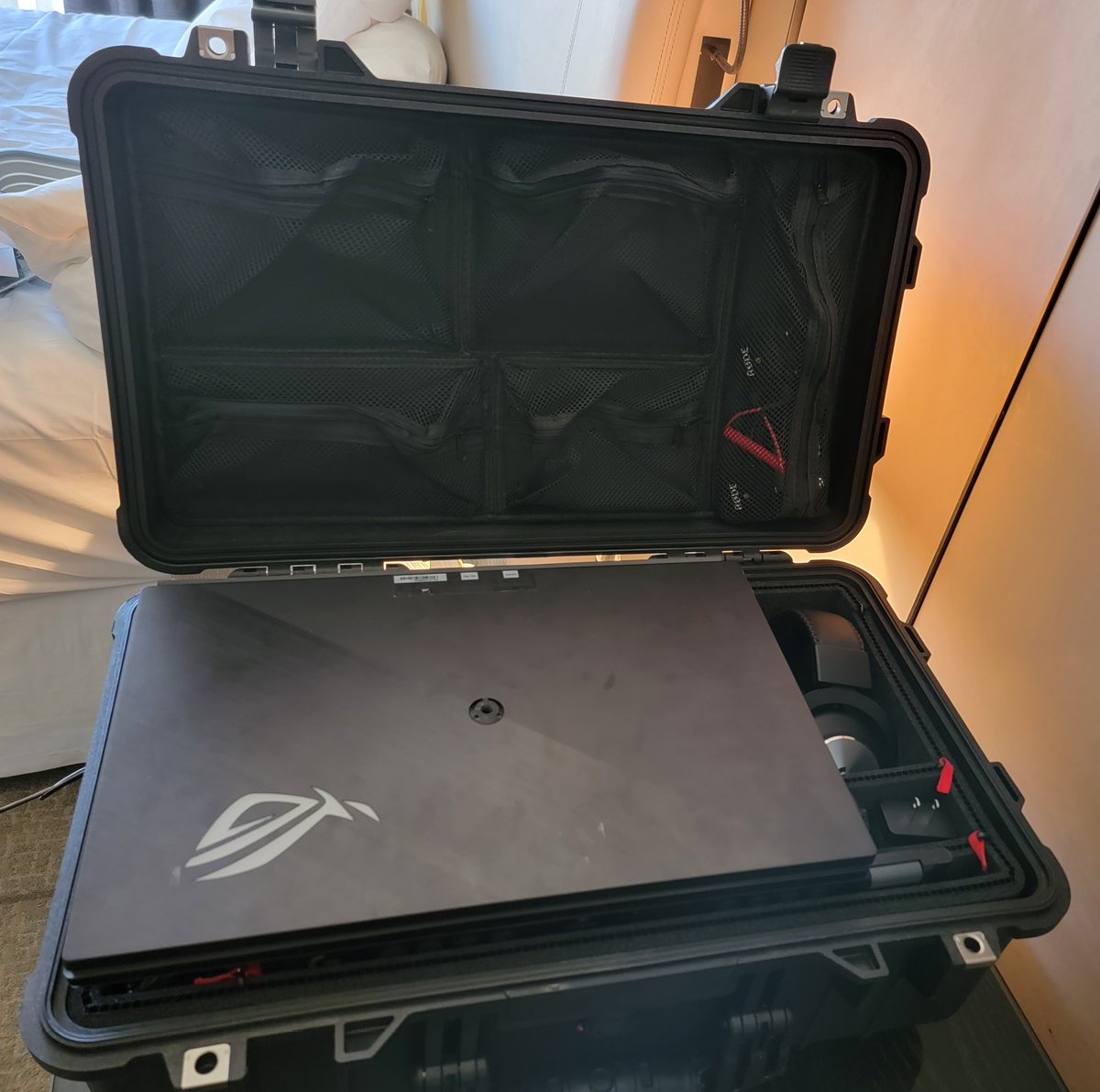 ChelseaBytes's tweet photo. The patented "ChelseaBytes Travel Stream Kit" is reaching it's final form!! The full computer, monitors, lights, and accessories all fit into a single pelican carry-on case 😤

Now my community will get no breaks from me 😈 https://t.co/0im8SZvmqx