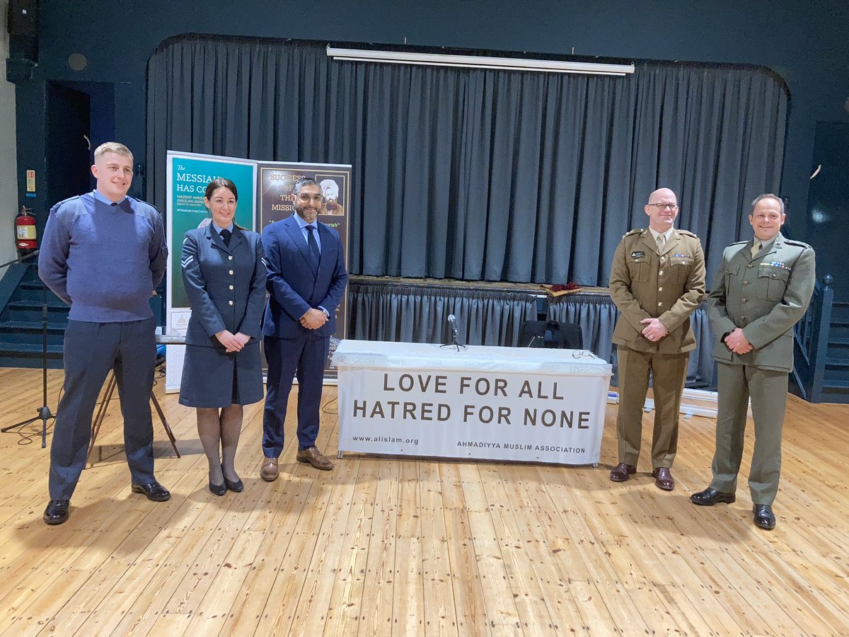 Great seeing our tri service representation at the Ahmadiyya Peace Conference - Leeds Chapter. Great conversations on faith and peace @TheTrueIslamUK @RAFSetTeamNorth @CdrFCampbell @BritishArmy @CdrePWaterhouse