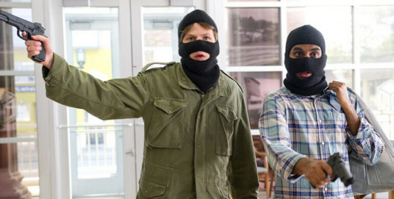 Грабитель проник в дом. Ограбление ночью. Грабители ворвались в дом. Ограбление квартиры. Бандит в маске с пистолетом.