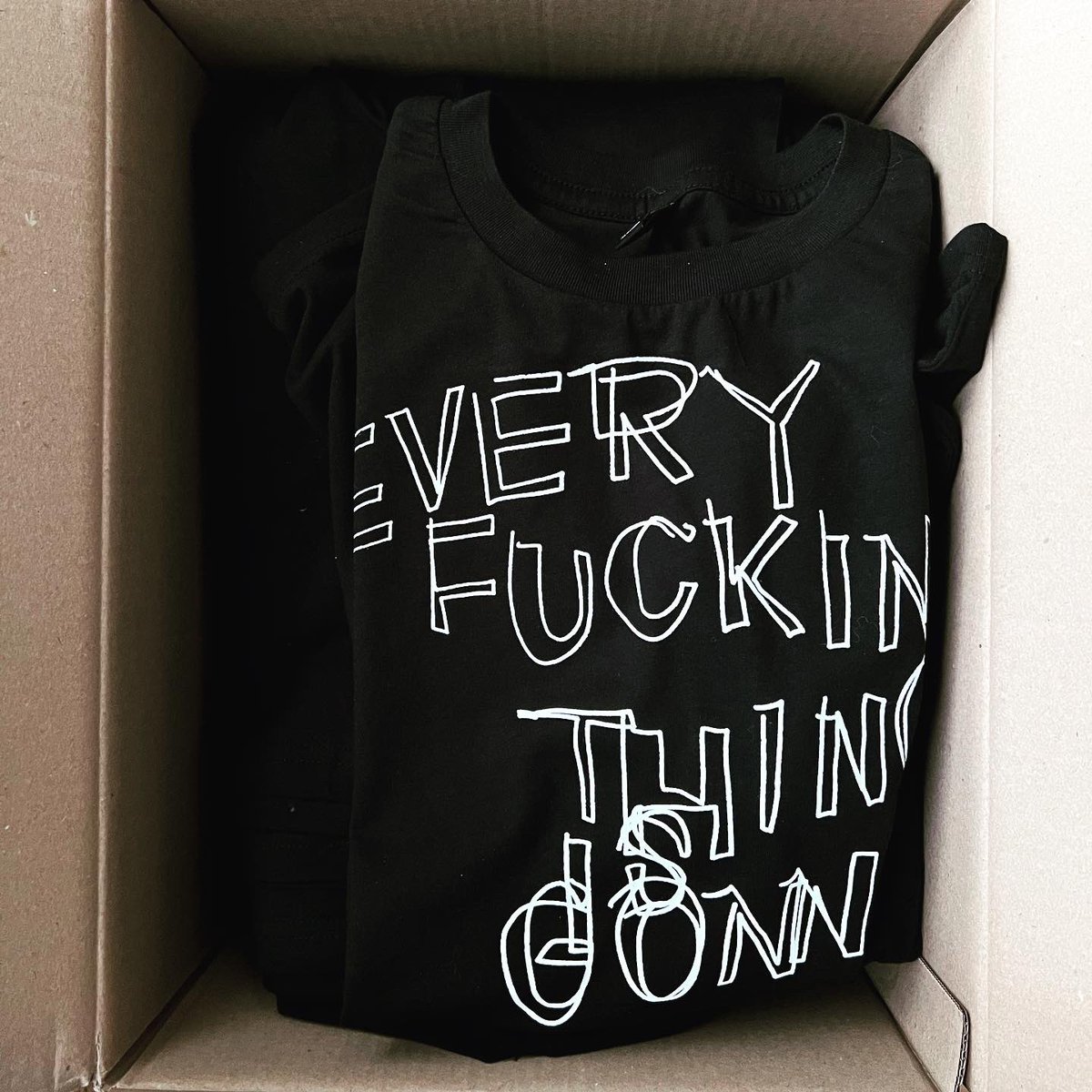 Précommande le Every F Thing en sweat-shirt ou t-shirt (manches longues ou courtes) sur <a href="/everpresshq/">Everpress</a> jusqu’au 24 février. Après c’est trop tard.
On a déjà des commandes aux USA, UK, Canada, Suède… Pourquoi pas chez toi!
Go: everpress.com/every-f-thing-1