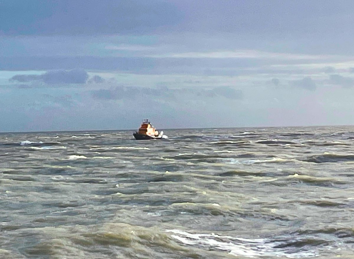 FolkestoneCG's tweet photo. 📟Tasked 050222 @ 1350 hrs with Langdon Bay &amp; Dover Lifeboat to report of persons cut off by tide off Samphire Hoe
Dover lifeboat launched the Y-boat &amp; helped them over rocks to safety where they were escorted back to the Hoe.
In a coastal emergency 📞9️⃣9️⃣9️⃣ &amp; ask for Coastguard https://t.co/Stbwv3jJlZ