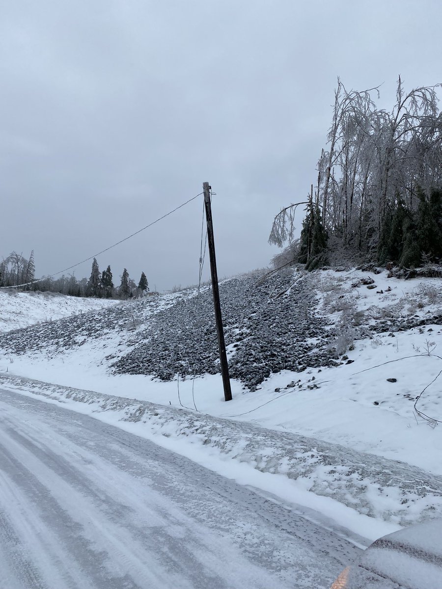 YHZcommuter's tweet photo. #NSstorm #NSicestorm last night quite something! Middle Sackville @nspowerinc power out since about 330pm @Eastlink phone lines down too. Worst ice storm I’ve witnessed @weathernetwork gave a good heads up #StaySafe https://t.co/bqR6zPWtsd