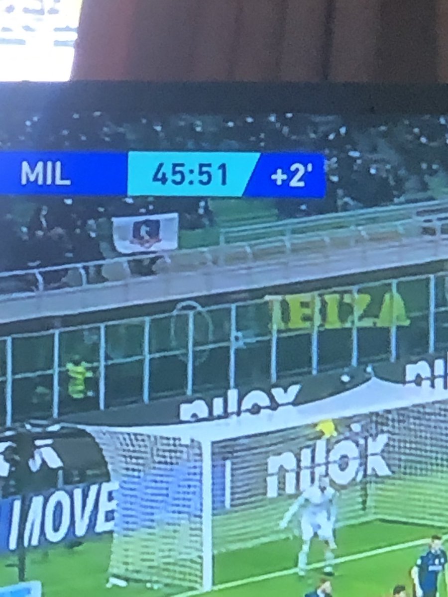 renefutbol's tweet image. La bandera de Colo-Colo en el clásico de Milán.