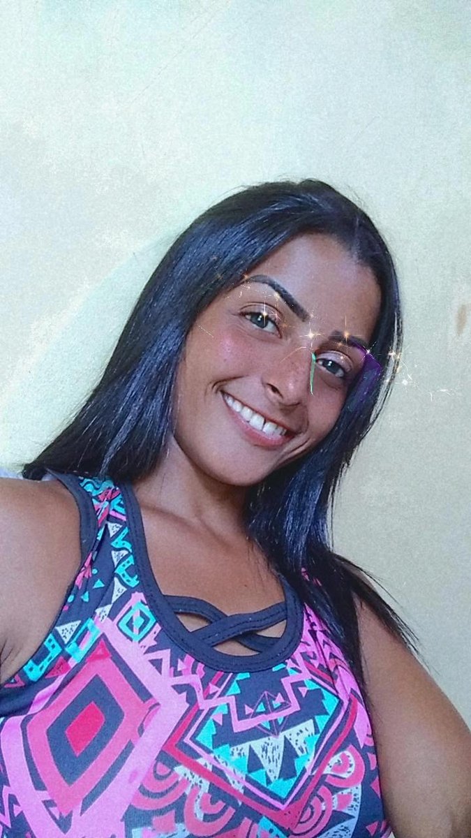 O importante é sorrir , ninguém se importa com a sua felicidade .😌😌
