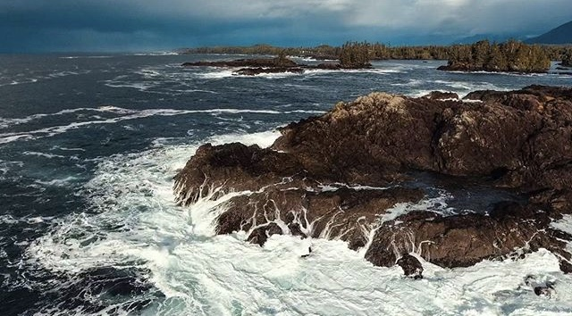 🌊When there is a storm brewing over the mighty Pacific... 😃

#stormseason #wildpacifictrail #onceisneverenough #lifeontheedge #ucluelet
📷 <a href="/j_mac_photo/">Jeremy</a>