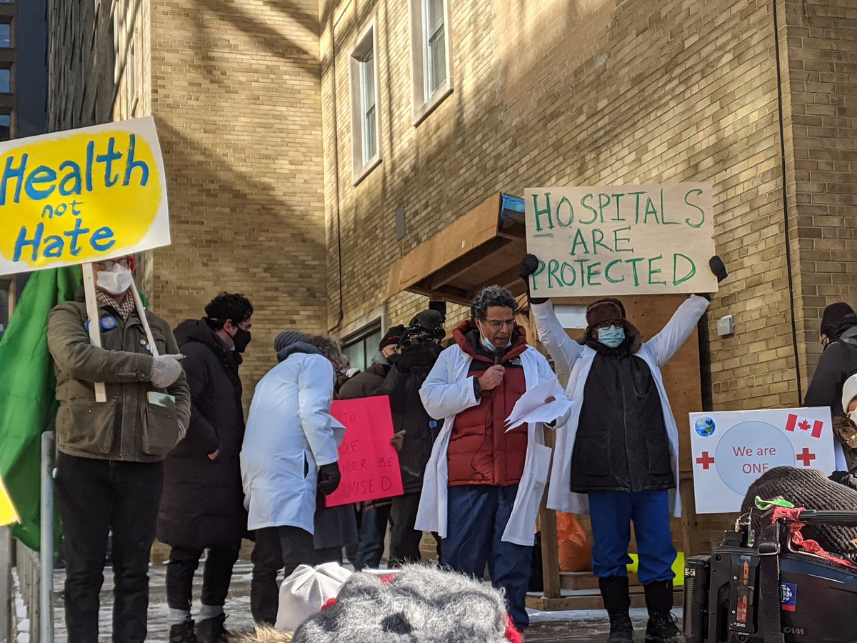 TheHoserMedia's tweet photo. Outside the Peter Munk Cardiac Centre, a few hundred people &amp; organizations have come out to support health care workers &amp; protests the anti vaccine convoy now in Toronto.Hospitals area on University Ave are clear of trucks. HCWs protesting instructions to hide among other issues https://t.co/gfyPCN07Qs