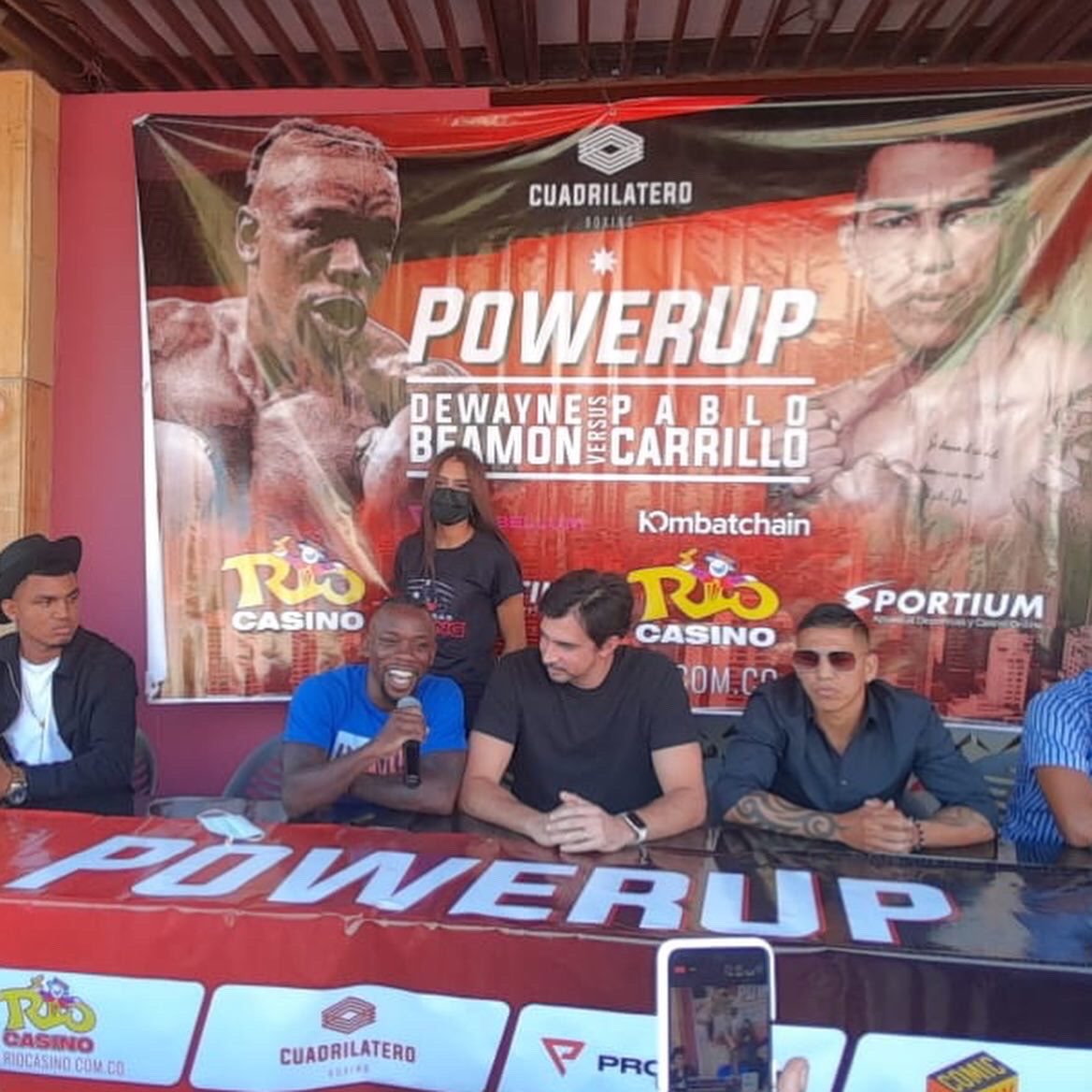 HablaDeportes's tweet photo. 🥊 Batallón el primero de abril.
✅ Cuadrilatero hizo la presentación del arranque de la temporada 2022 y la gran reyerta que tendremos será el estadounidense Dewayne Beamon ante el colombiano Pablo Carrillo.
👉 La velada Powerup será en el Coliseo Sugar Baby Rojas.
#BoxeoHD https://t.co/rFLfZ0tML8
