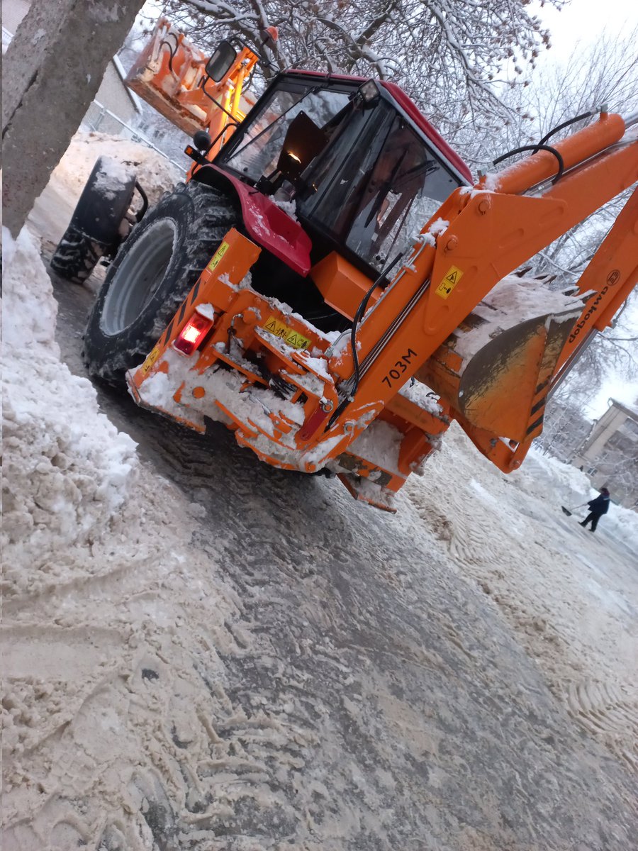 UM_3C_TLT's tweet photo. #Тольятти
#Центральныйрайон
Сегодня продолжаются работы по уборке территорий от снега в микрорайоне 3Ц❄️ ❄❄ https://t.co/mYX7MrzmQA