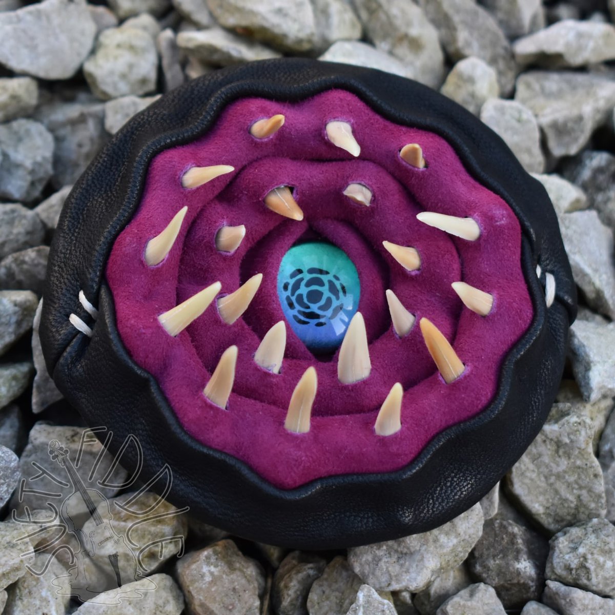 suetyfiddle's tweet photo. Shop drop goes live any minute! A couple of books and a huge batch of pins up for grabs!

https://t.co/PkL2kfjjPR

#bookart #weirdart #mimic #dnd https://t.co/cqU5SzjKDp