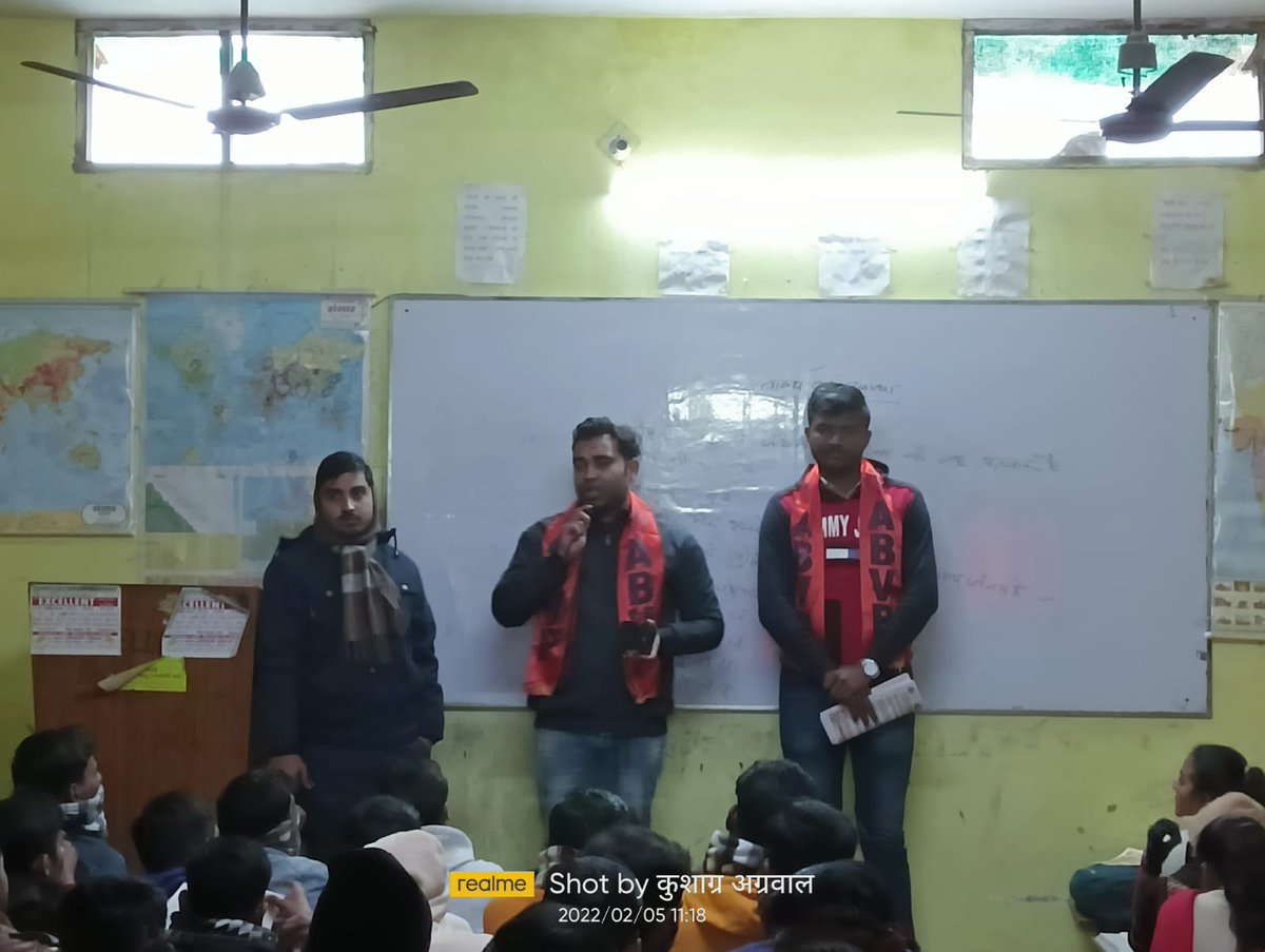 iakashkumarabvp's tweet photo. आज अखिल भारतीय विद्यार्थी परिषद जिला #चंदौसी (संभल) नें नगर के प्रमुख कोचिंग संस्थानों पर #मतदान_जागरूक_अभियान चलाया और लोगों को उनके #वोट की कीमत बताई और लोगों को #शत_प्रतिशत मतदान करने की #अपील करी। 
@ABVPVoice
@abvpmrt1 
@imaheshrathore 
@HansChoudhary13 
@theyuvrajpundir https://t.co/c7JHtOrPtx