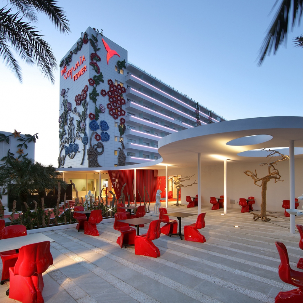 HIM is the right chair for the hotel sector. Download CAD Models. bit.ly/3bBNIt6

Designer:  FABIO NOVEMBRE
Project: Ushuaia Ibiza Beach Hotel
Location: Ibiza