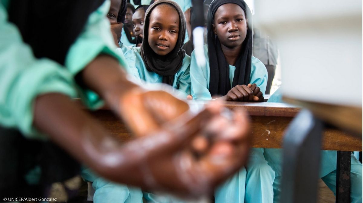 UNESCO_es's tweet photo. El 43% de las escuelas de todo el mundo carecen de instalaciones básicas para lavarse las manos con agua y jabón, elementos clave para la lucha contra la #COVID19.

Todas las personas tienen derecho a agua potable. 
https://t.co/vTvxylcF7Y #WWDR https://t.co/MDR5ZrrQoF