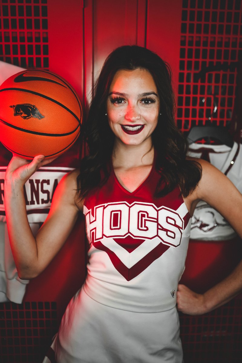RazorbackSpirit's tweet photo. Hogs Play Tonight 🔥 https://t.co/qNTobmkCcl