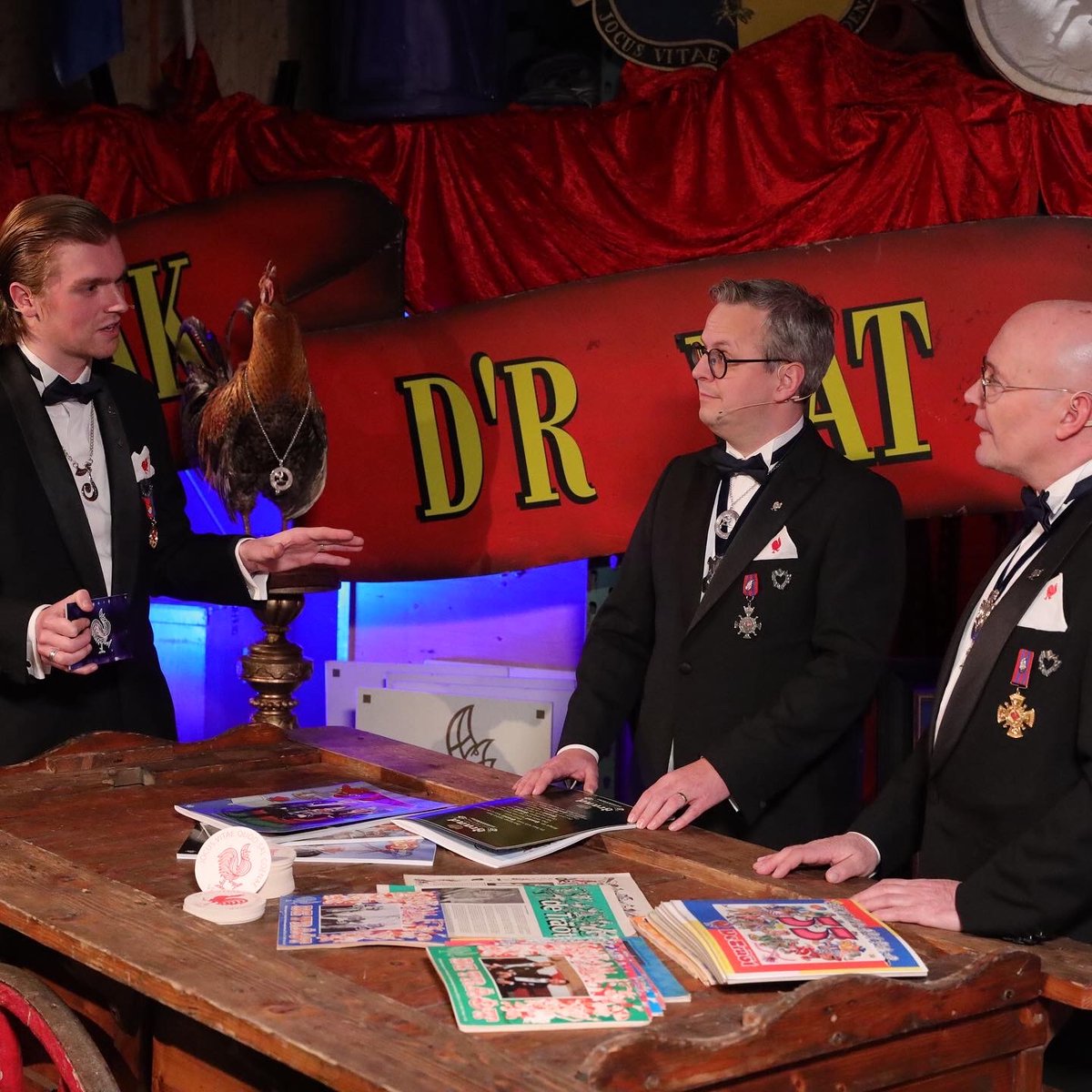 🎉🎥 Jocus prissenteert De Träöt 🎭🎷 Dinsdaag 8 fibberwari vanaaf 19.11 oor op jocus.tv: kwante gesprekke, meziék én: deprissentatie van De Träöt. Mis ‘t neet!

De Träöt is te kaup vanaaf donderdaag 10 fibberwari. Kiék veur verkaupadresse: jocusvenlo.nl/vastelaovend/d…