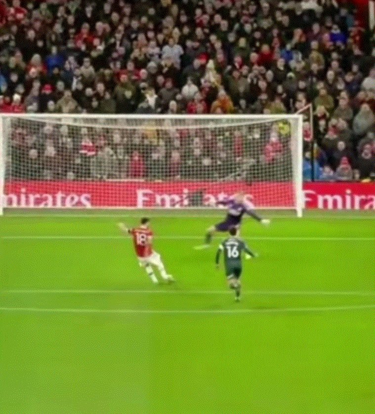 UTDWimo's tweet image. What is this the keeper is off the line needs to be retaken