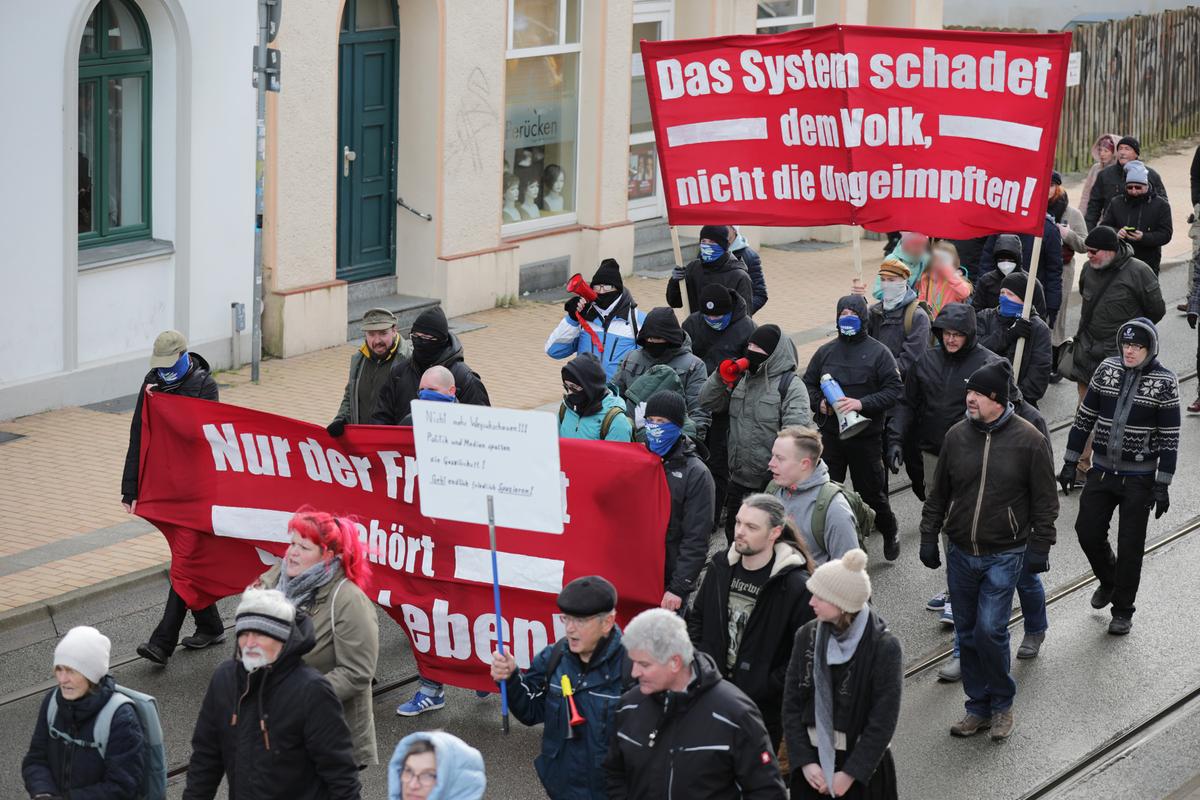 Pixelarchiv1's tweet photo. Am Samstag, dem 5. Februar 2022, liefen über 680 Impfgegner:innen Seite an Seite mit über 20 organisierten Neonazis in Schwerin. Die NPD-Jugendorganisation »Junge Nationalisten« (JN) stellte auf der Versammlung einen eigenen Block. Fotos: https://t.co/GgjE37I2TI #sn0502 #NoNazis https://t.co/SaY1jiXf6R