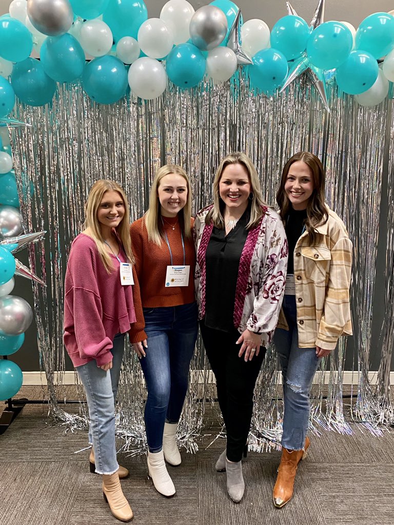 The ladies of the Delta Zeta Chapter with <a href="/ZTAFraternity/">Zeta Tau Alpha</a>’s National President, Alicia Patten Williams! 👑