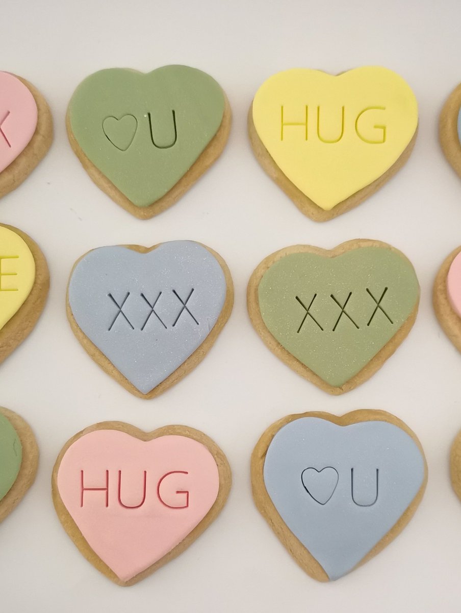 sidrajaved35's tweet photo. Valentines treat boxes available! DM for prices and orders. #eastlondon based. Collection only

❤️cupcakes 
❤️candy heart Biscuits
❤️Geo Hearts
❤️Mini cakes 

#14feb #ValentinesDay #ValentinesDay2022 #cupcakes #biscuits #geohearts #minicake #Mondayvibes #mondaymood #bakery #baker https://t.co/KqGsy6iVWE