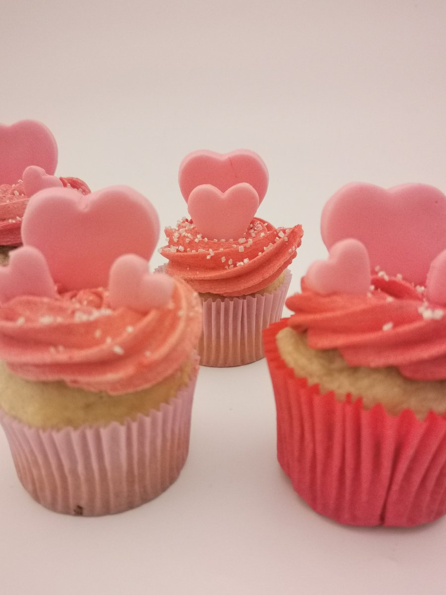 sidrajaved35's tweet photo. Valentines treat boxes available! DM for prices and orders. #eastlondon based. Collection only

❤️cupcakes 
❤️candy heart Biscuits
❤️Geo Hearts
❤️Mini cakes 

#14feb #ValentinesDay #ValentinesDay2022 #cupcakes #biscuits #geohearts #minicake #Mondayvibes #mondaymood #bakery #baker https://t.co/KqGsy6iVWE