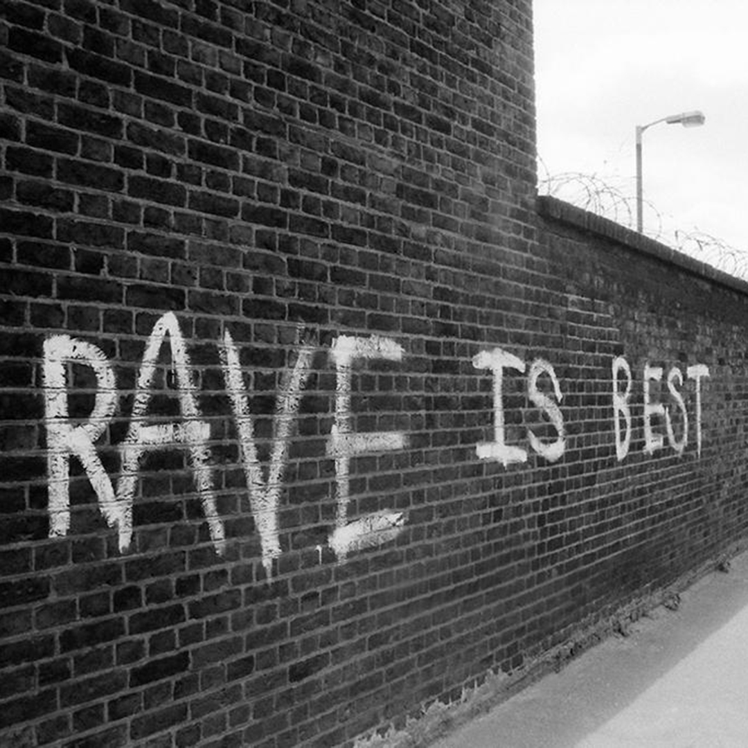 Saturday night mood. ⚡️

📍 King’s Cross, London, 1990s

📸 © Paul Taylor / <a href="/britcultarchive/">British Culture Archive</a>