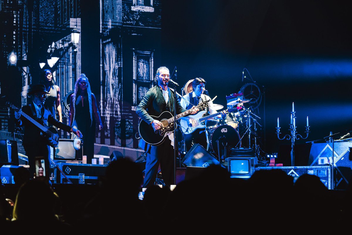 InfoMundoArjona's tweet photo. Otra noche mágica ✨

#BlancoYNegroTour #RicardoArjona https://t.co/wQqOdnmLXL