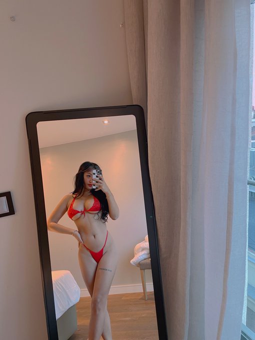 Vday coming up wyd? ❤️ https://t.co/x8v2l0uZuV