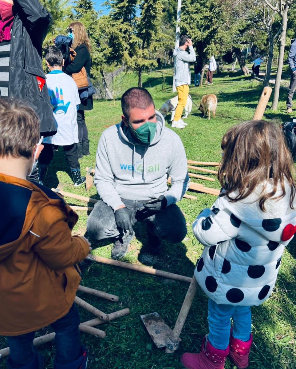 Σήμερα ήμασταν στον Δήμο Παλλήνης μαζί με όλους εσάς που ήρθατε να φυτέψουμε και μαζί με τους ανθρώπους της Kafea Terra η οποία είναι Guardian στην Περιβαλλοντική μας Συμμαχία.

#we4all #family #environmental #alliance #planet #Earth #restorationdecade #UN