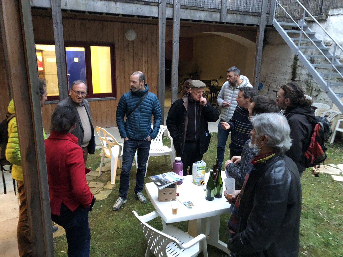 🤩Le vélo en milieu rural:

l’association @DioisVelo réussit à réunir maires, conseillers départementaux et député de l’agglo de Die (Drôme) autour d’un projet de voie verte 🚴‍♀️🌿imaginé par eux! 👏

#LaCampagneCyclable 

(📸 de groupe: ©Pierre Gouyou-Beauchamps).

Thread ⤵️