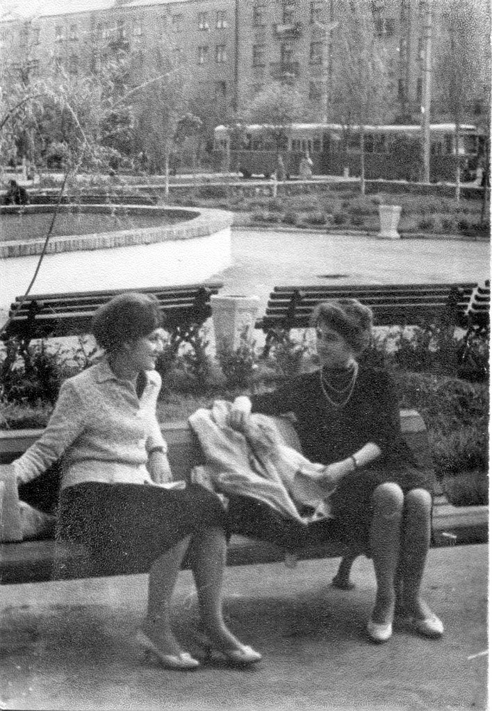 Май 1964 года, улица Оборонная, фрагмент фонтана возле кинотеатра Украина. Сейчас на этом месте то ли кафе, то ли шаурма.
#Луганск