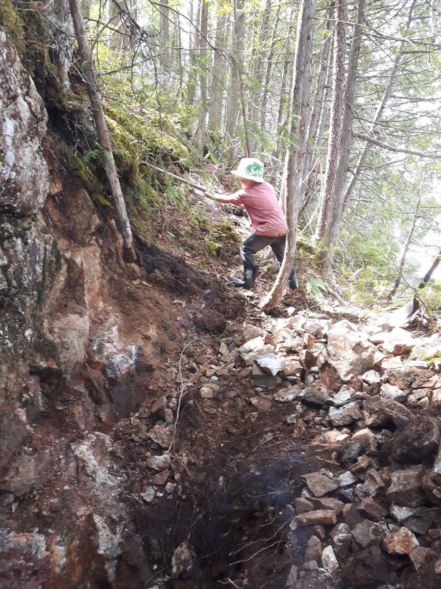 MarkBrazeau1971's tweet photo. Teaching prospecting work to the little guy now the trick to keep them Iterested #miningmethods #prospecting @#the timminscamp https://t.co/Ze7ivKW7Ke