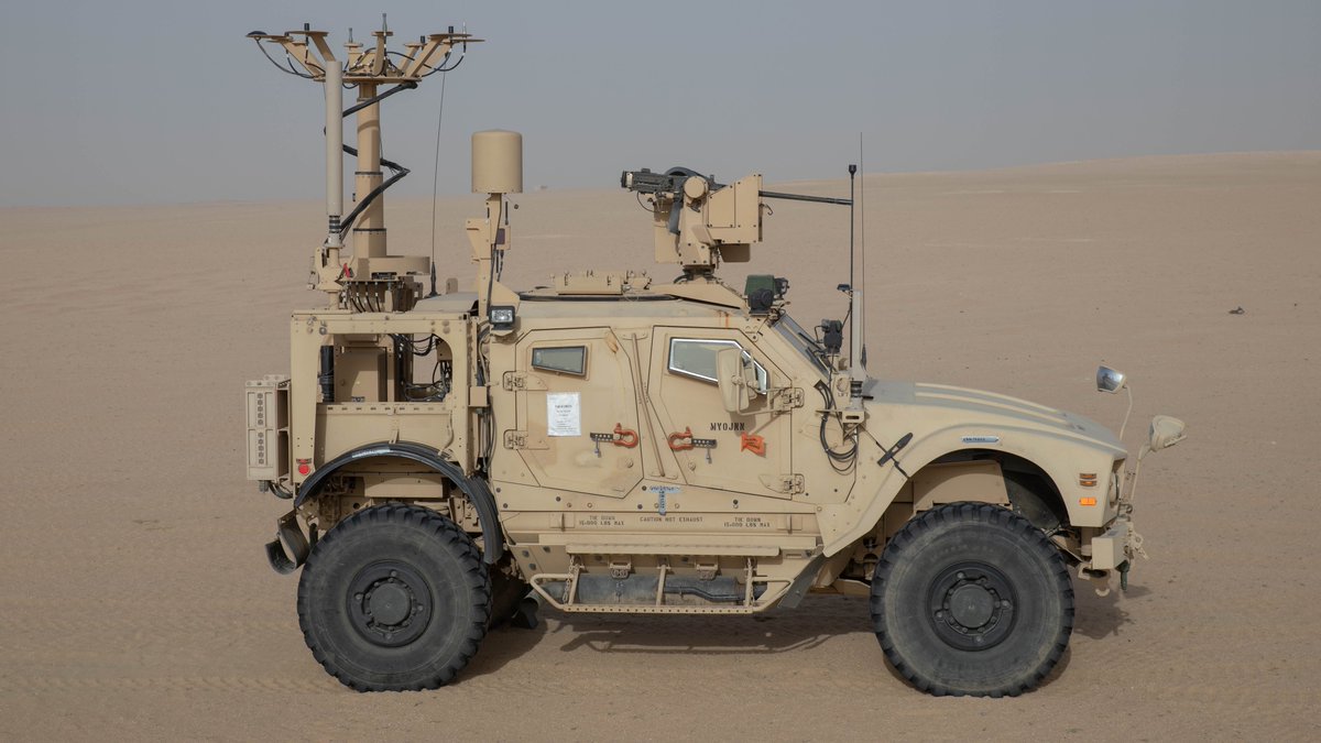Defense_Imagery's tweet photo. Jan. 20, 2022: US Army soldiers with the 1st Stryker Battalion, 4th Infantry Division, conduct Mobile Low, Slow, Small Unmanned Aerial Vehicle Integrated Defense System (M-LIDS) training, Camp Buehring, Kuwait. (US Army photo, Spc. Damian Mioduszewski) #usa #usarmy #army https://t.co/xI3X1oSB0i