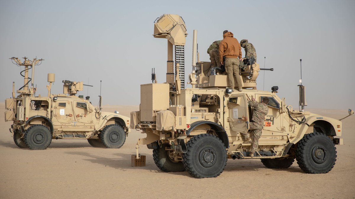 Defense_Imagery's tweet photo. Jan. 20, 2022: US Army soldiers with the 1st Stryker Battalion, 4th Infantry Division, conduct Mobile Low, Slow, Small Unmanned Aerial Vehicle Integrated Defense System (M-LIDS) training, Camp Buehring, Kuwait. (US Army photo, Spc. Damian Mioduszewski) #usa #usarmy #army https://t.co/xI3X1oSB0i