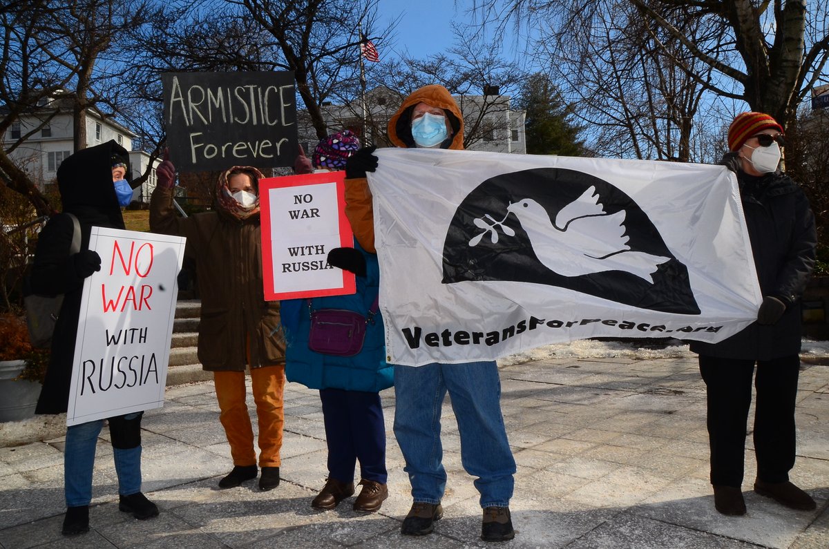 susanrutman's tweet photo. Negotiate,Don't Escalate! We're in Hastings on Hudson with #CFOW #CONCERNEDFAMILIESOFWESTCHESTER and @CODEPINK Today #NOWARWITHRUSSIA NATIONAL DAY OF ACTION https://t.co/sniDe7u4Nz